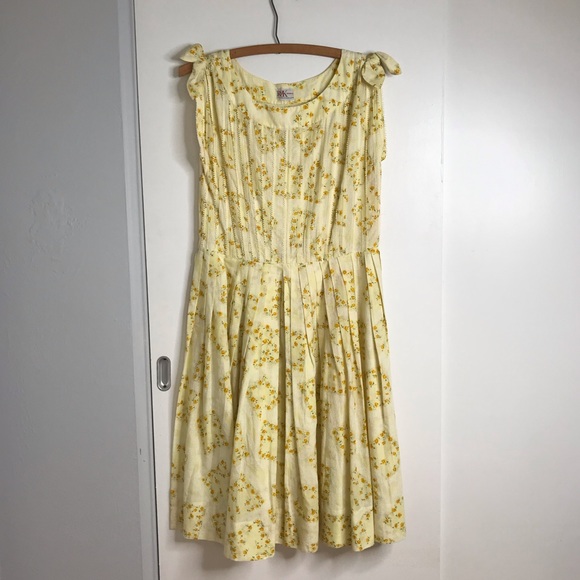 R&K Originals Dresses & Skirts - Vintage R & K Originals Cream & Yellow Floral Print Sleeveless Round Neck Dress